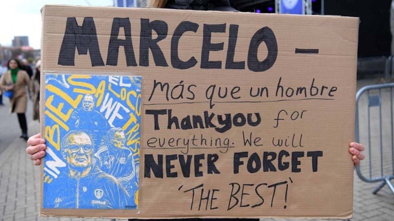 El equipo del ahora dirigido por Marsch cayó en Leicester y los hinchas le dedicaron banderas al Loco.