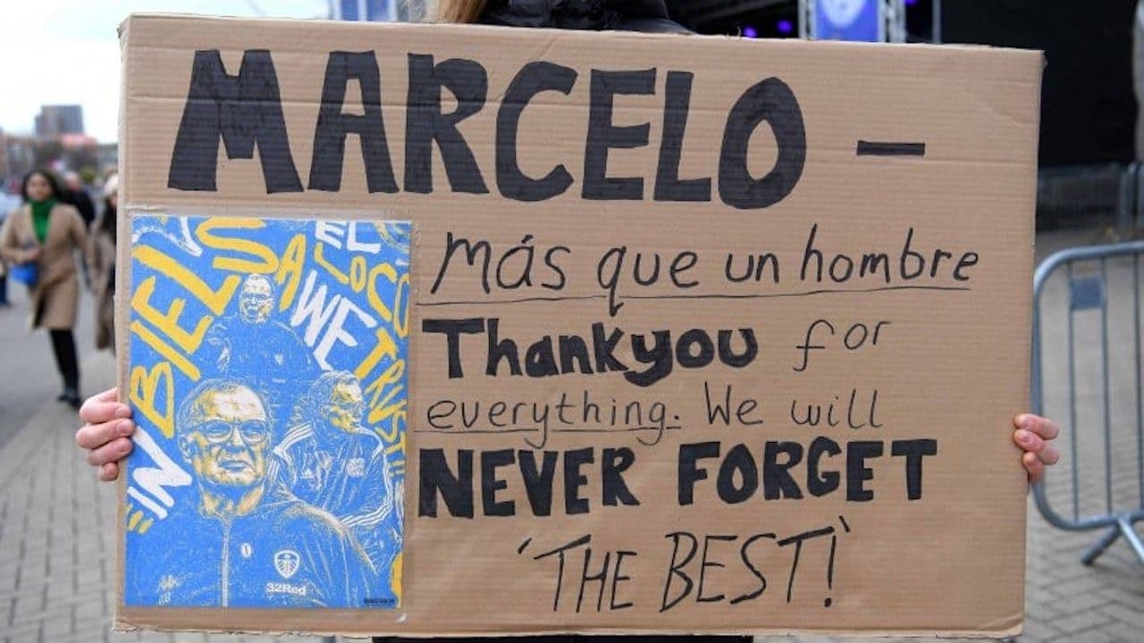 El equipo del ahora dirigido por Marsch cayó en Leicester y los hinchas le dedicaron banderas al Loco.