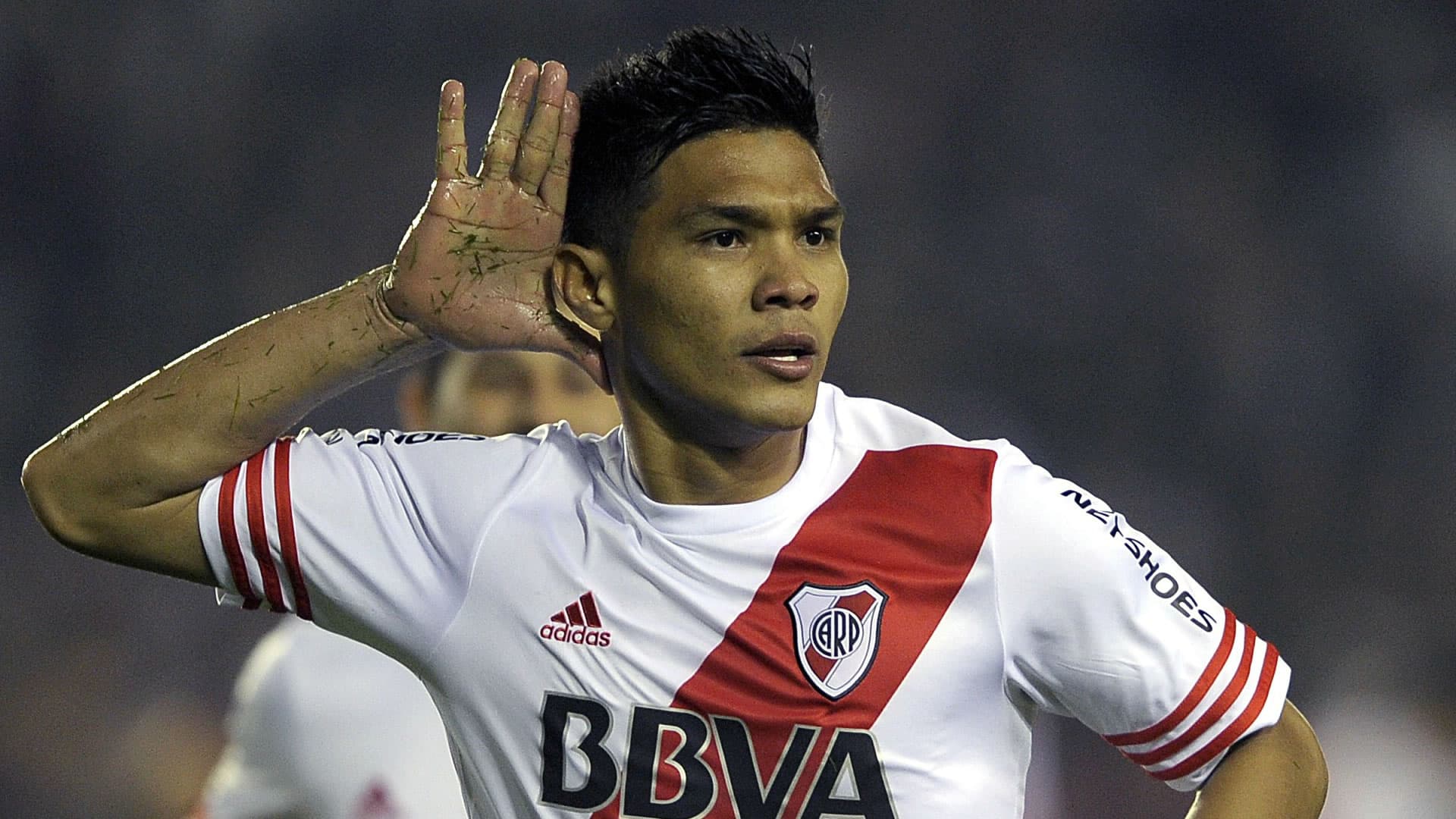 El ex delantero del Millonario tuvo que elegir entre ambos clubes.