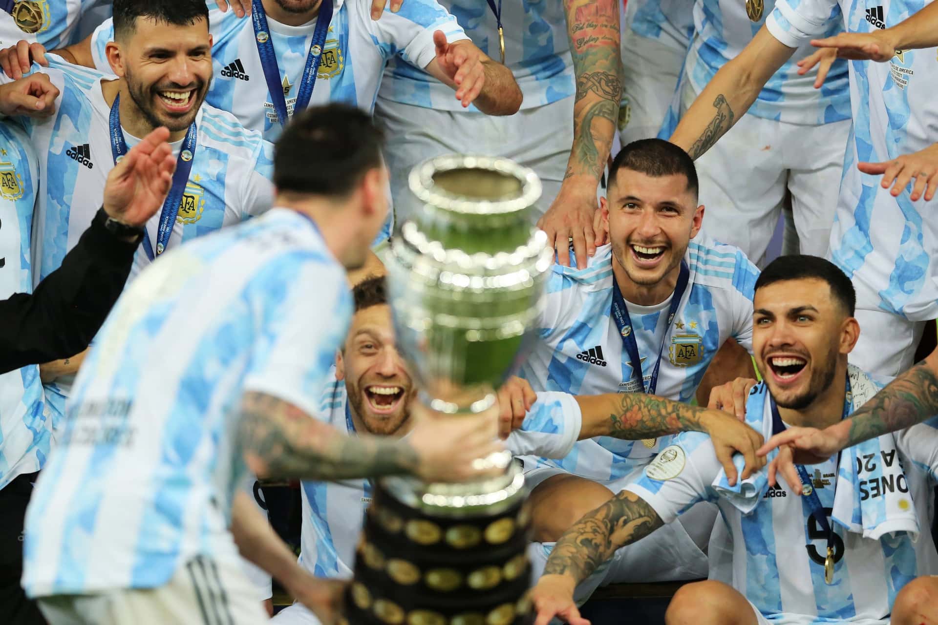 El ex futbolista de la Selección cumplió con su palabra tras la consagración.