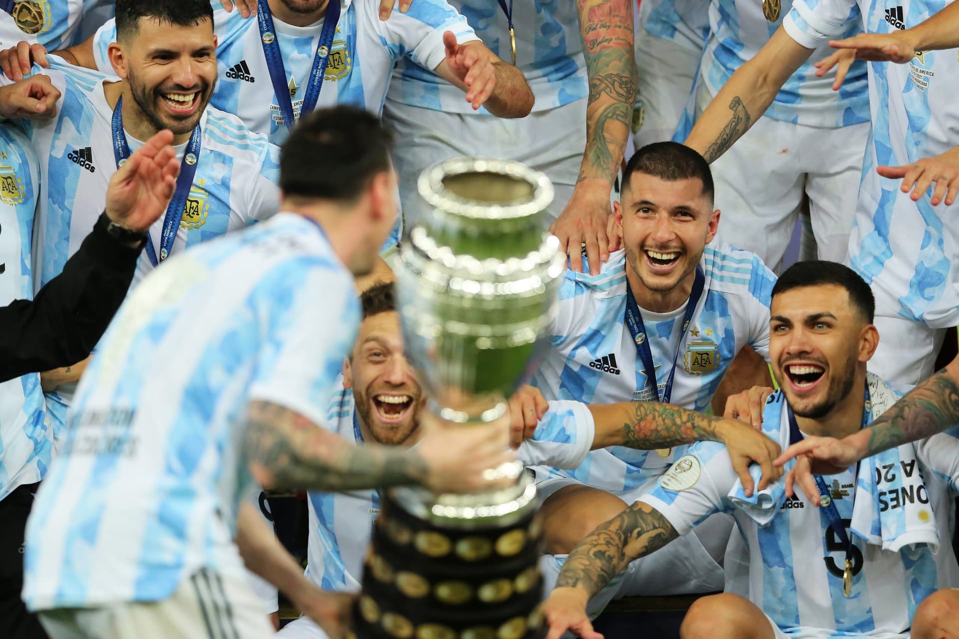 El ex futbolista de la Selección cumplió con su palabra tras la consagración.