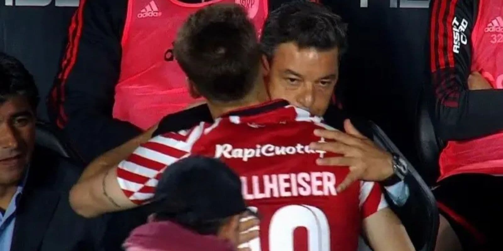 El ex jugador de River enfrentó por primera vez a su club de origen y los hinchas lo recibieron de una forma que trajo polémica.