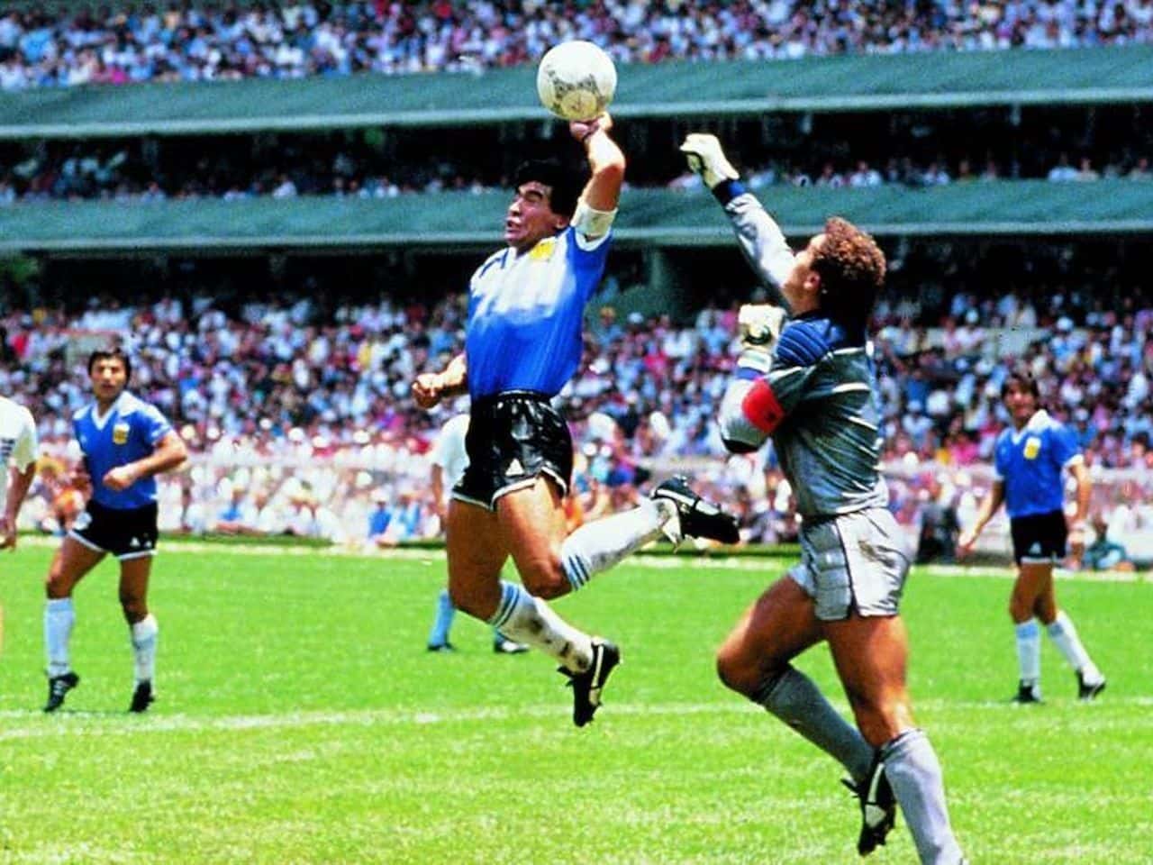 El exarquero de la selección inglesa aseguró que la camiseta histórica del 10 en México '86 no la usaría "ni para lavar los platos".