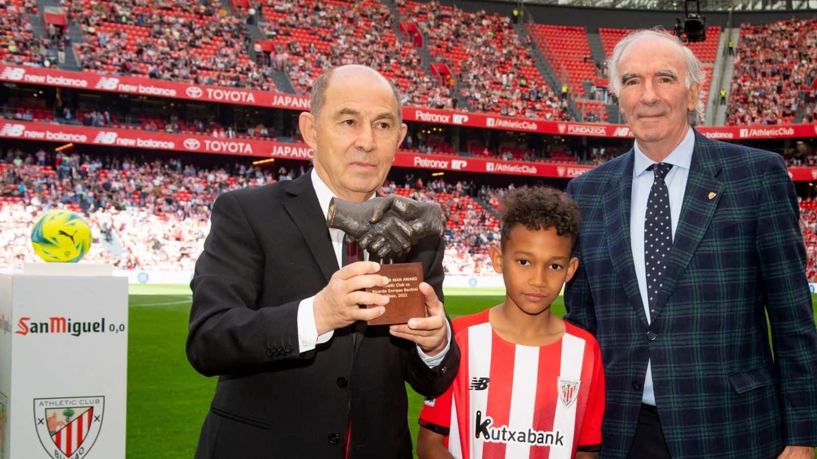 El exfutbolista de Independiente fue galardonado en España por su tremenda carrera ligada a un solo cub.