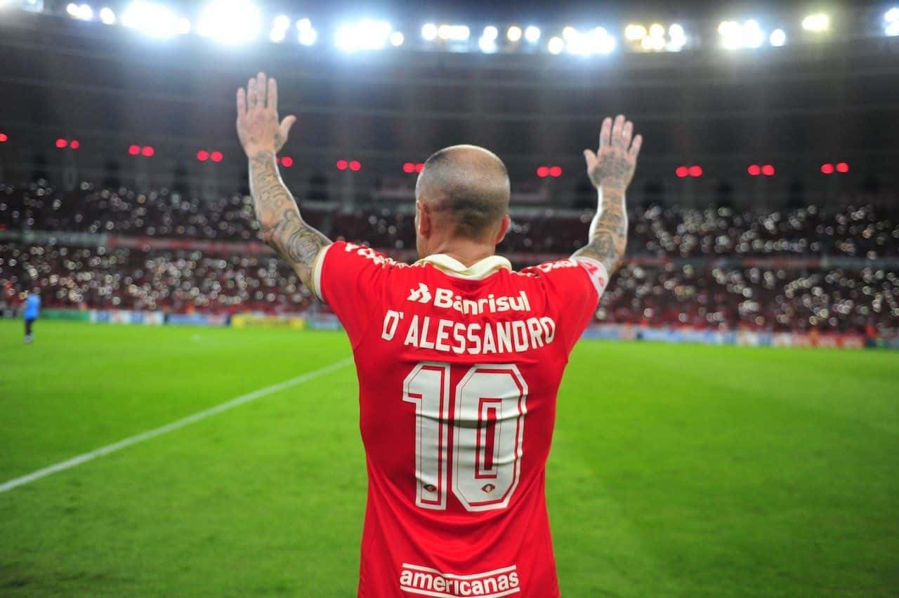 El exRiver le dijo adiós esta tarde al fútbol profesional con un verdadero golazo de despedida en el triunfo de su equipo, el Inter de Porto Alegre, por 2 a 1 ante Fortaleza.