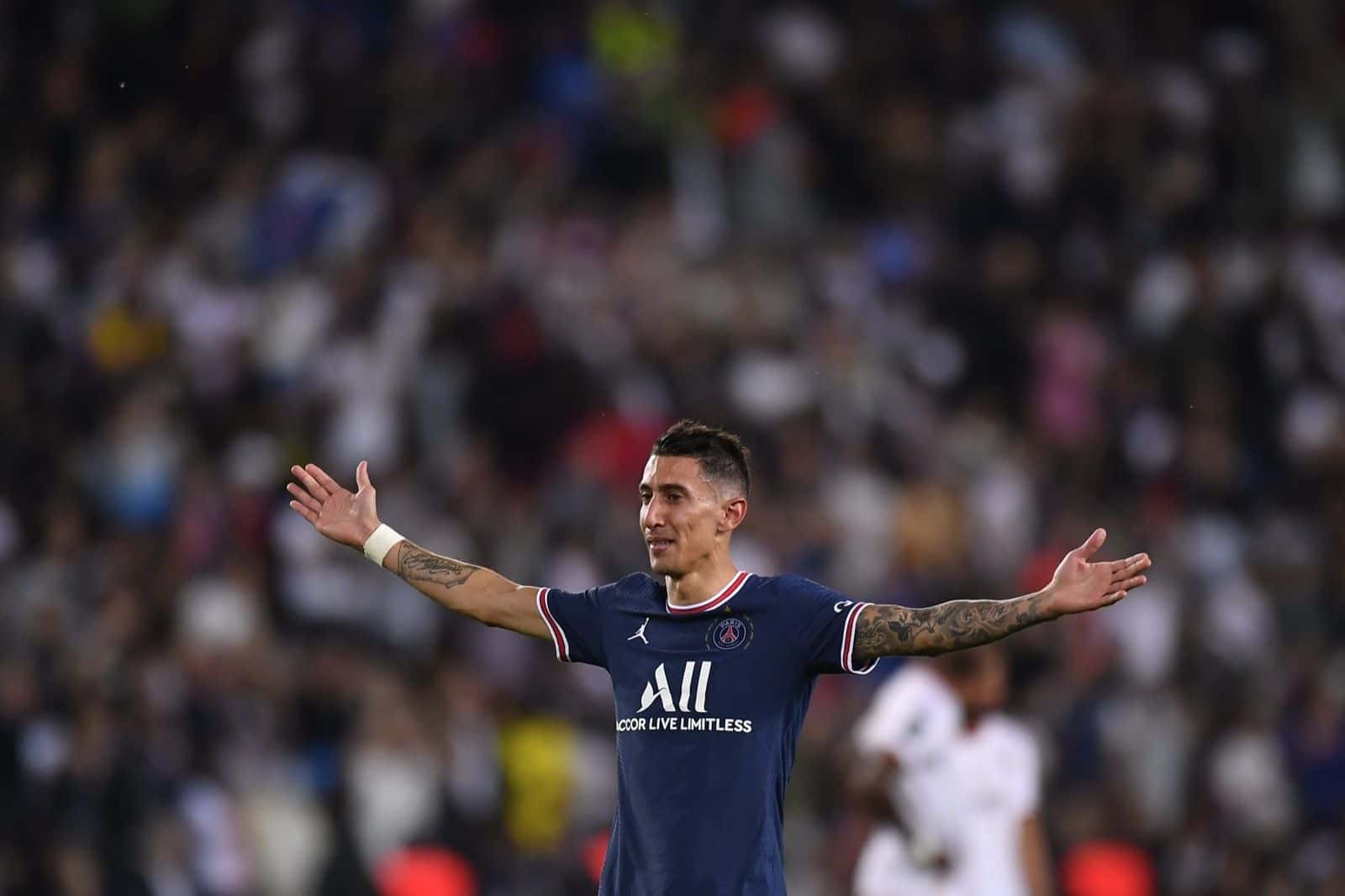 El Fideo jugó su último partido en el campeón francés, con triunfo 5 a 0 ante Metz. Además, hubo triplete de Mbappé, que seguirá en el club hasta 2025. El restante fue de Neymar.