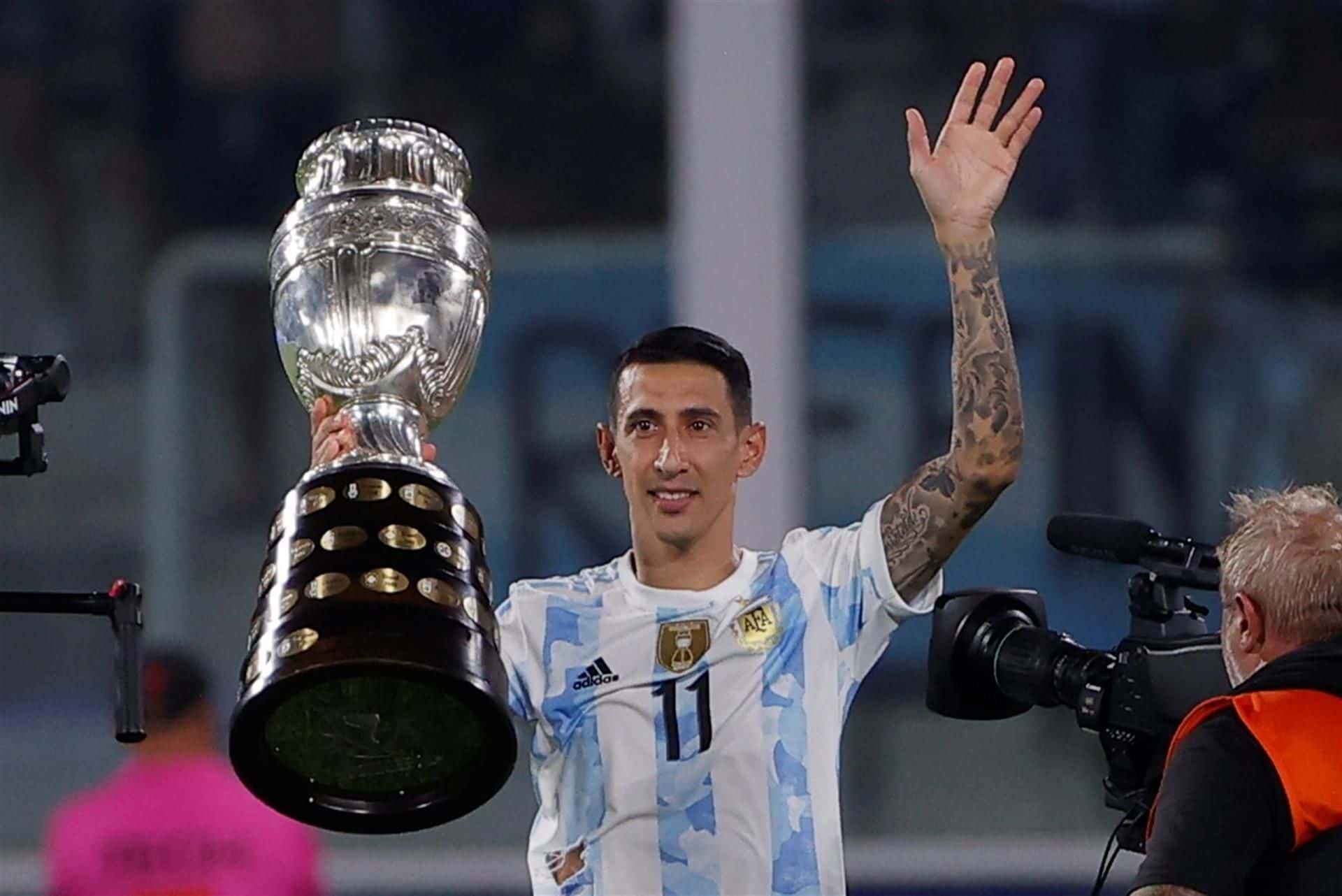 El Fideo jugó un gran partido en Córdoba y cuando fue sustituido acompañó el cántico de la gente: "Volveremos, volveremos, volveremos otra vez, volveremo´ a ser campeones, como en el '86...".