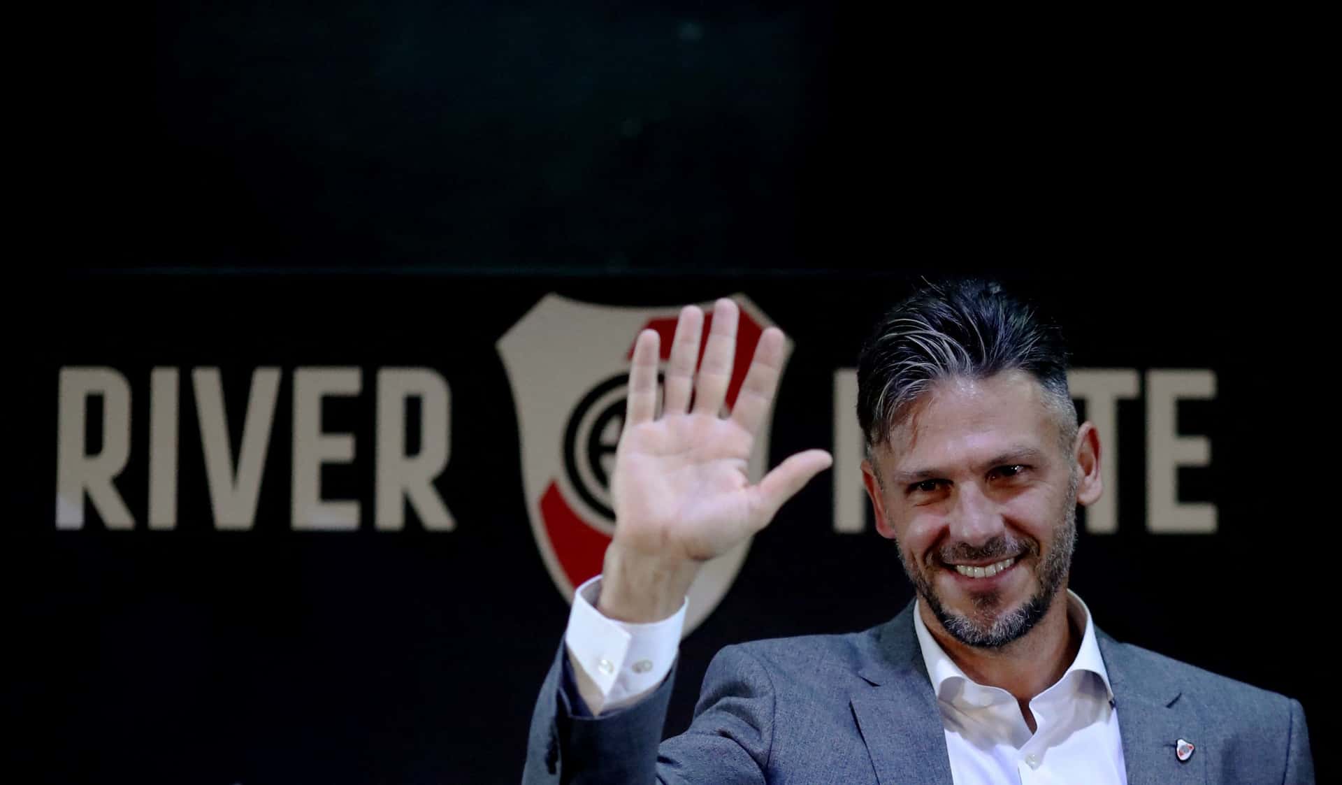 El flamante entrenador ya está tomando decisiones en el club y ya habría elegido el destino de un jugador que vuelve de su préstamo.