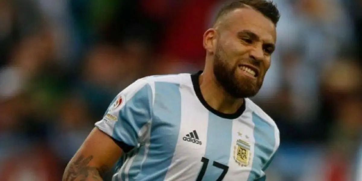 El futbolista argentino juega de defensor central pero el entrenador de la Selección Argentina