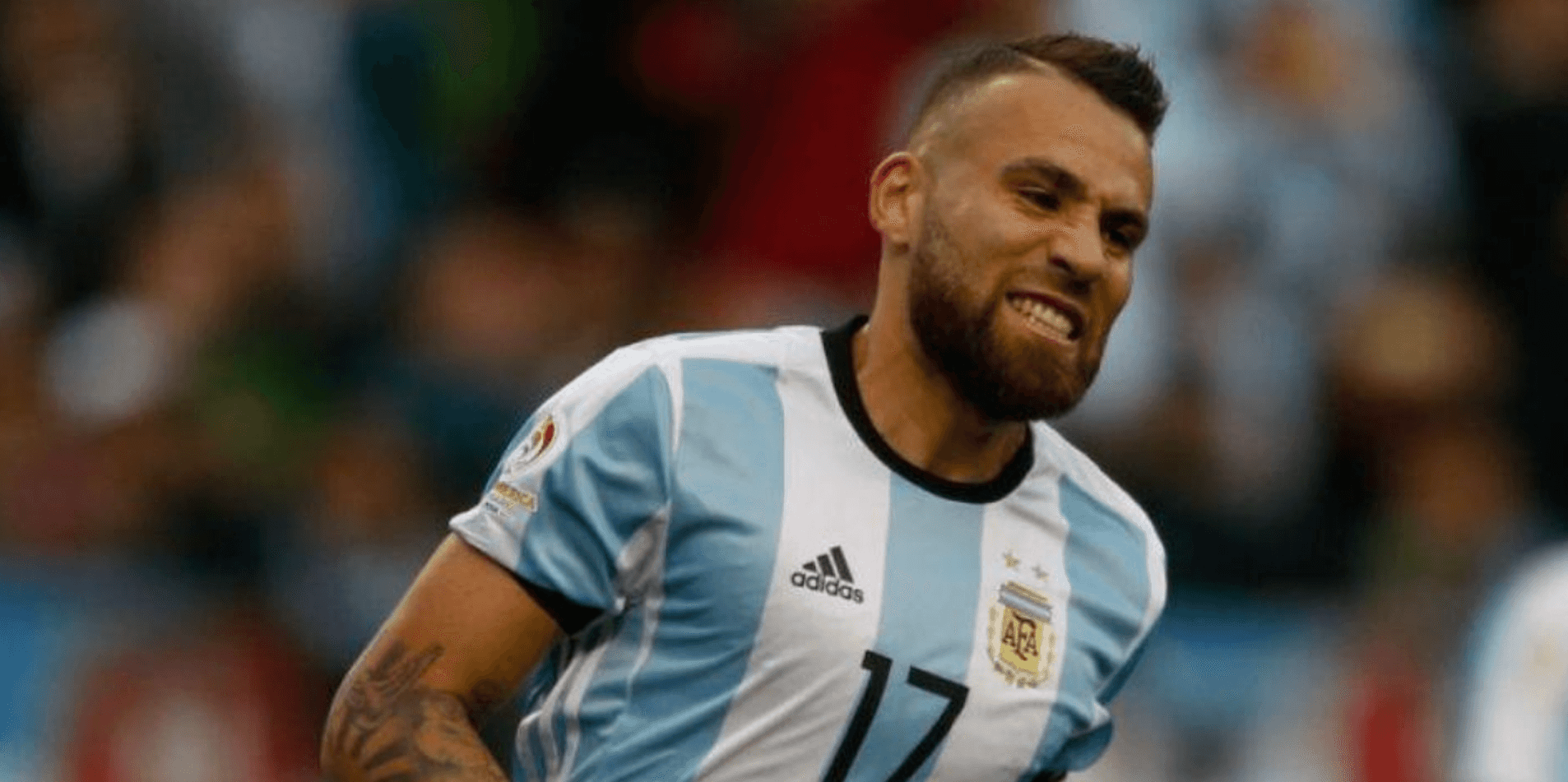 El futbolista argentino juega de defensor central pero el entrenador de la Selección Argentina