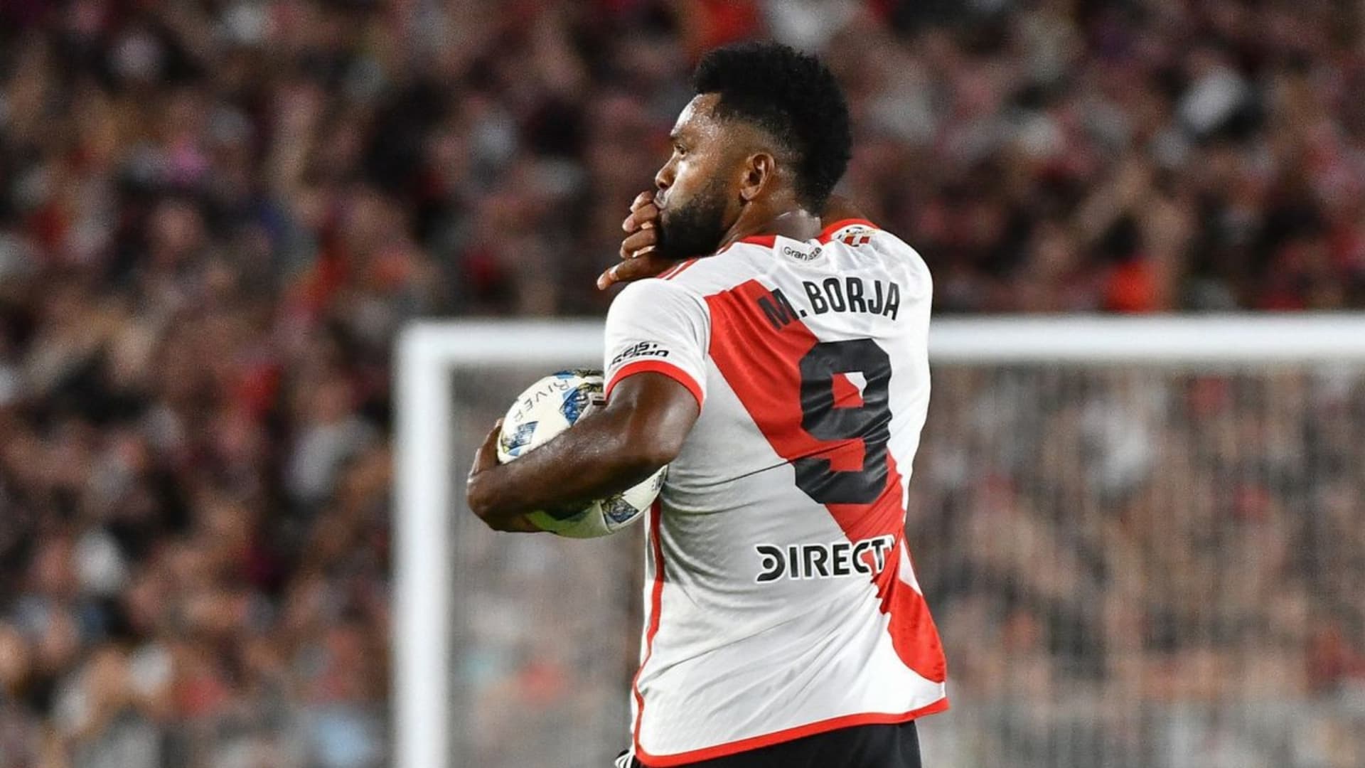 El futbolista colombiano fue denunciado en las últimas horas.