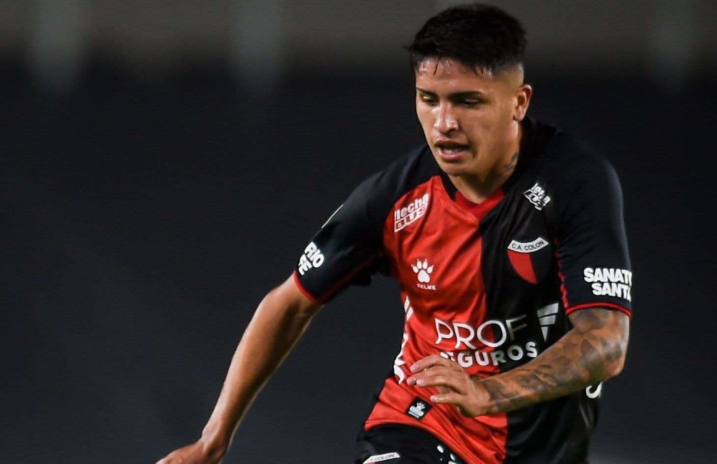 El futbolista de Colón fue pretendido por los dos grandes de la Argentina, aunque seguiría su carrera de la mano del Cholo Simeone en el Atlético de Madrid.