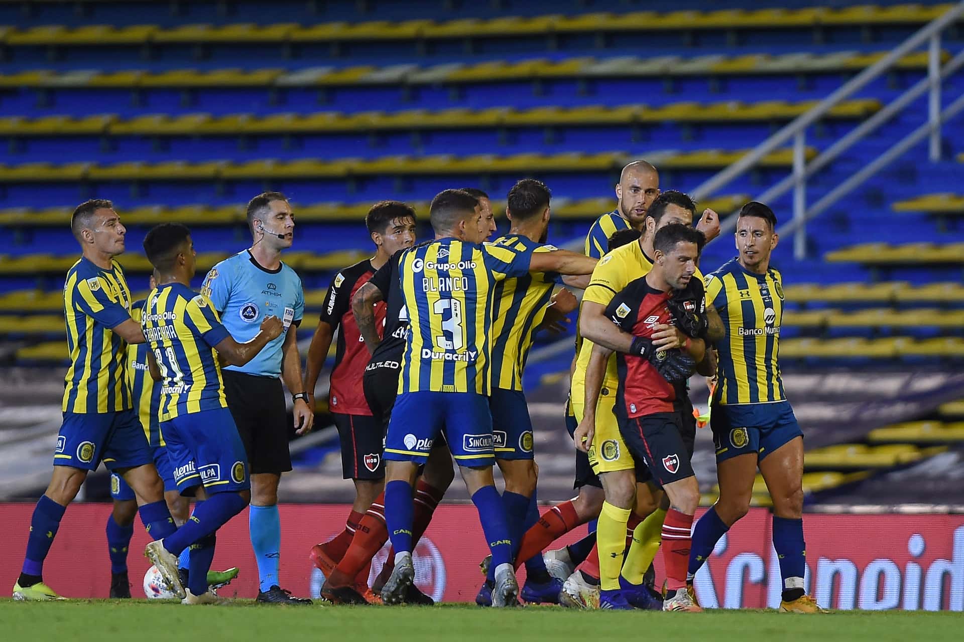 El futbolista de Newells pisó el dron que volaba sobre los jugadores con una bandera de Rosario Central.
