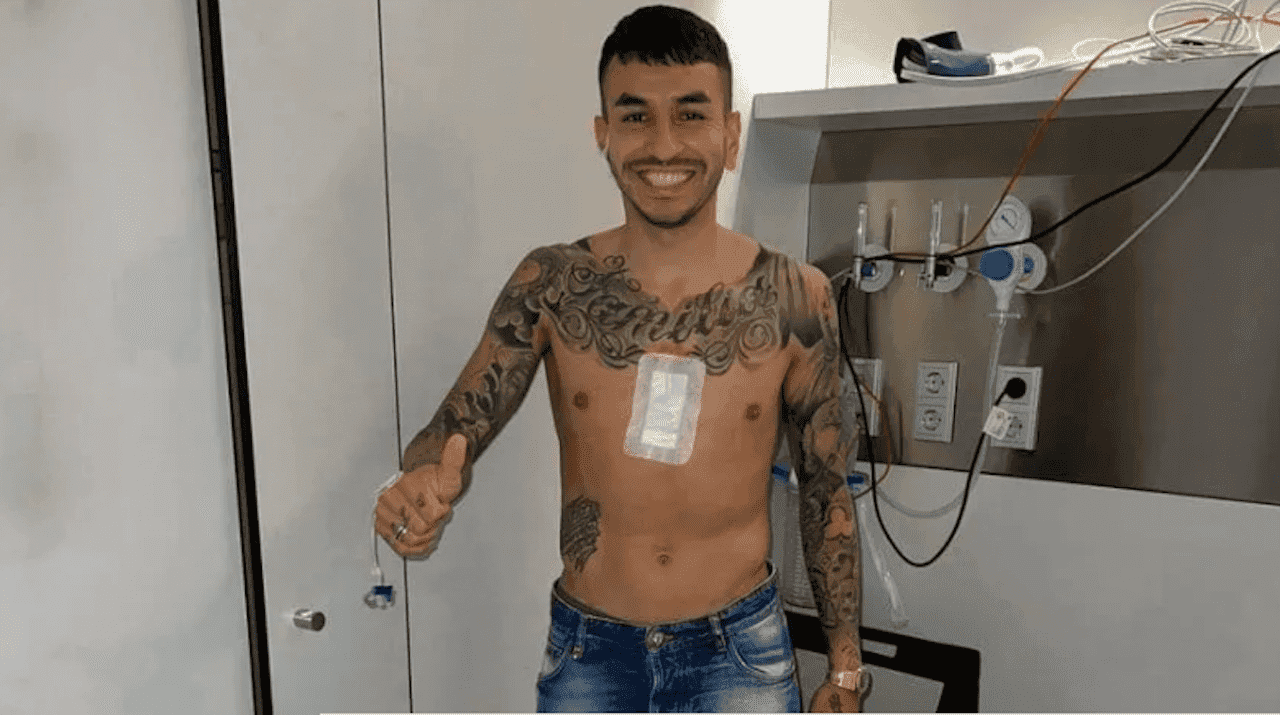 El futbolista del Atlético de Madrid se operó y lo reflejó en las redes sociales.