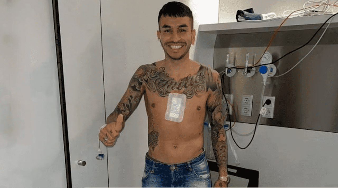 El futbolista del Atlético de Madrid se operó y lo reflejó en las redes sociales.