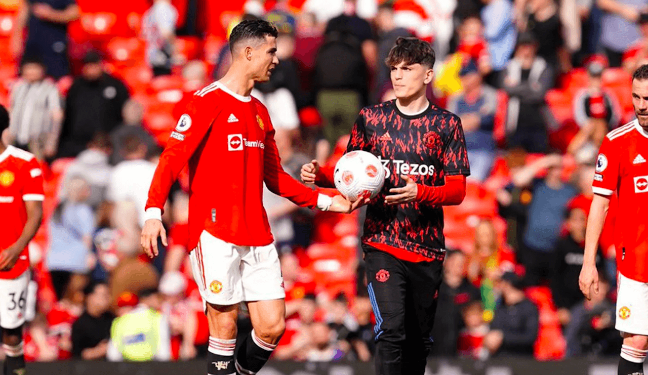 El futbolista juvenil argentino fue convocado por primera vez en el Manchester United y luego del triunfo de su equipo realizó una publicación con elogio para el portugués, que se despachó con un triplete.