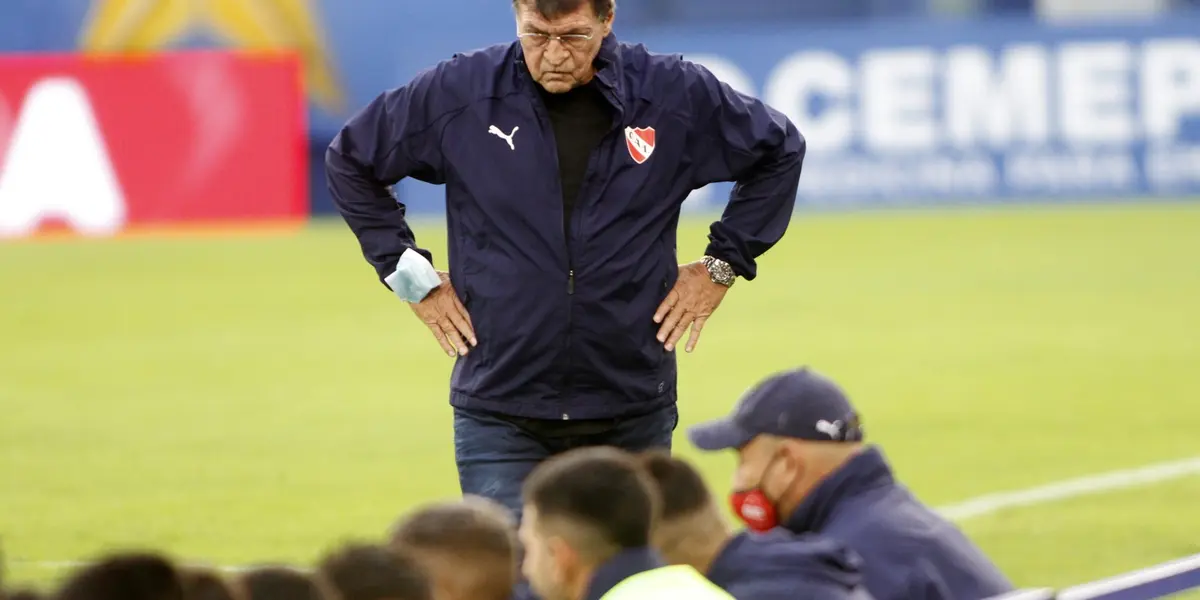 El futbolista le dijo al entrenador que se quiere ir de la institución.