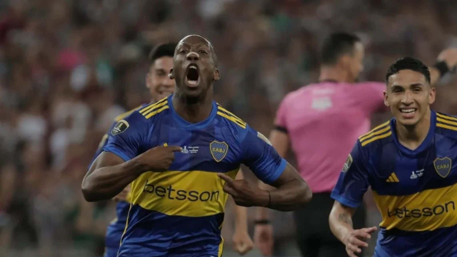 El futbolista peruano es uno de los más queridos por el hincha xeneize, que ahora podría perderlo.