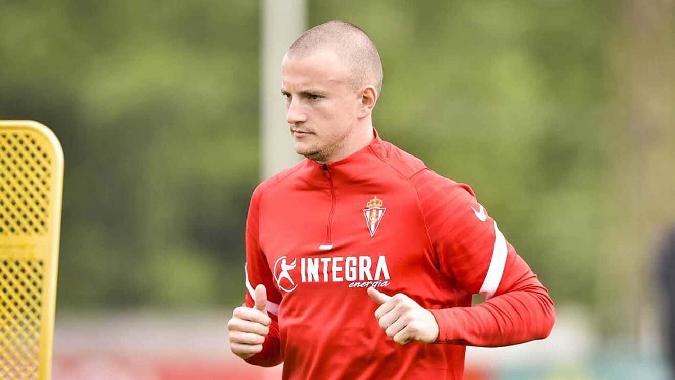 El futbolista que milita en el fútbol español expresó su deses desesperado de ir a la guerra para apoyar a su país contra Rusia.