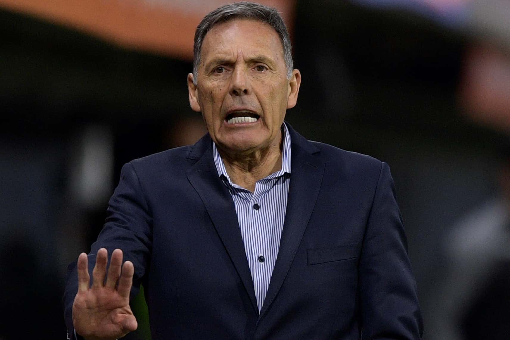 El futbolista tuvo una reunión con los dirigentes y manifestó sus intenciones de jugar en Europa.