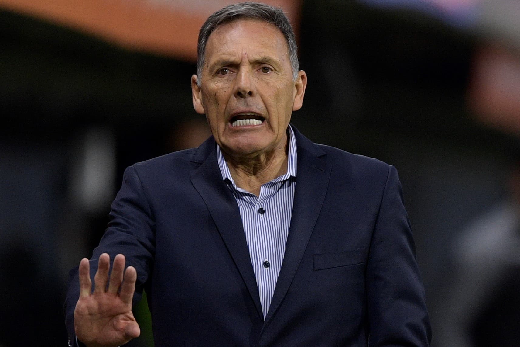 El futbolista tuvo una reunión con los dirigentes y manifestó sus intenciones de jugar en Europa.