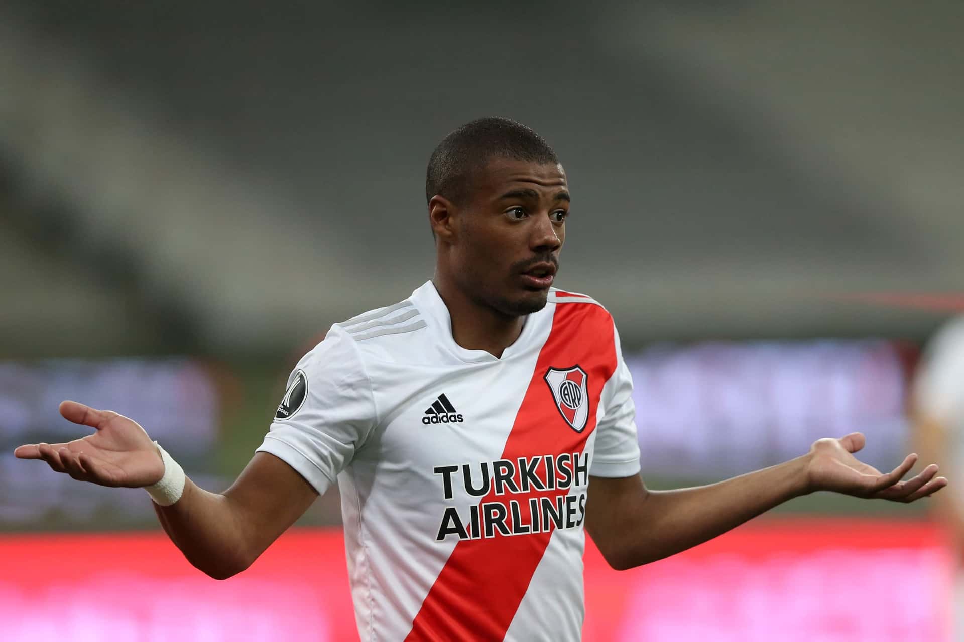 El futbolista uruguayo dio positivo de covid y fue aislado en su país natal.