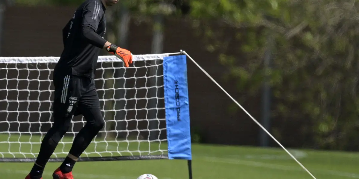 El histórico arquero paraguayo se reifiró a las "estrategias" del argentino en los penales.