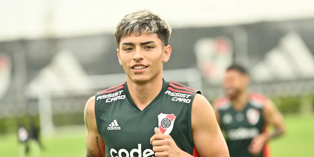 El joven aparece en la órbita de dos clubes de la Premier League y en River se encendieron las alarmas.