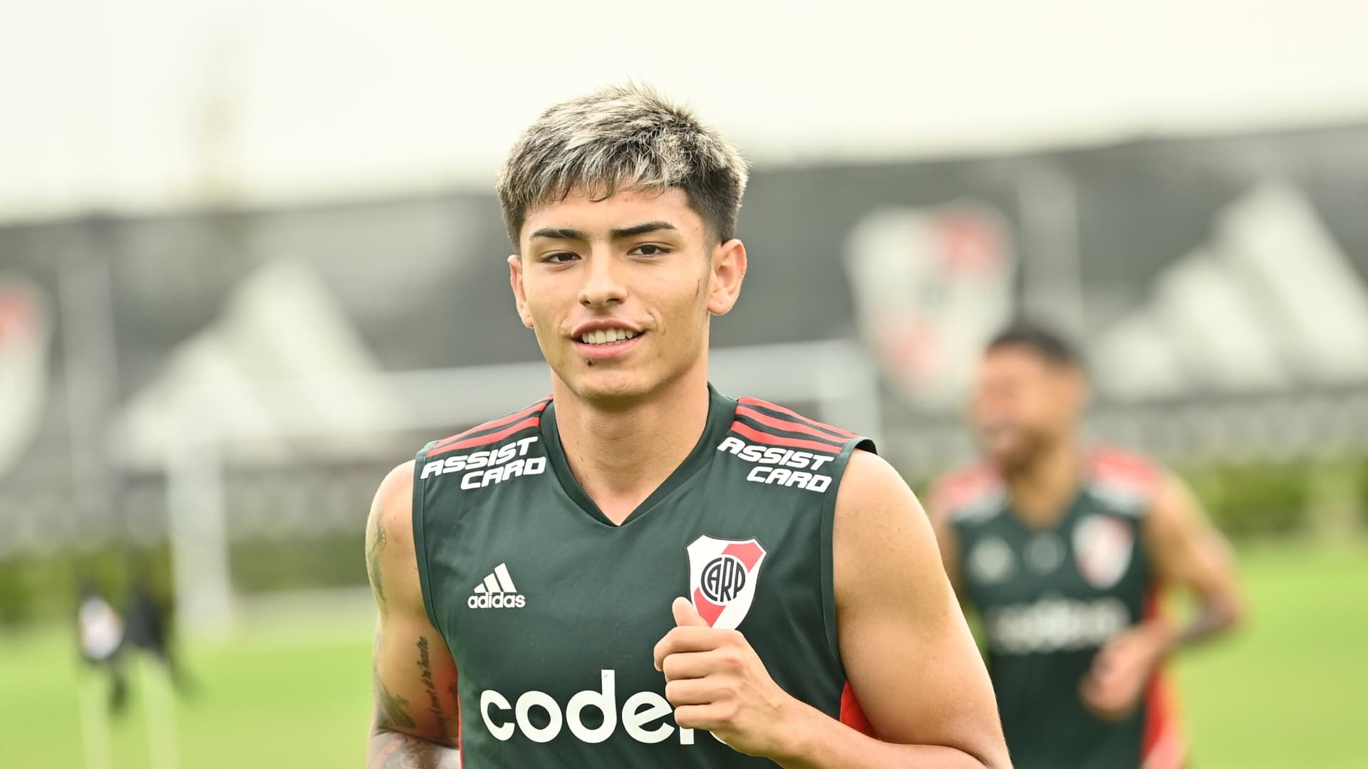 El joven aparece en la órbita de dos clubes de la Premier League y en River se encendieron las alarmas.