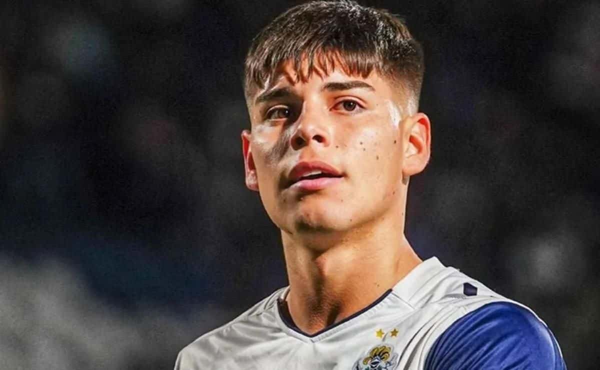 El joven delantero del Lobo parece ser estar en el radar de Boca, aunque la negociación por el jugador con Racing parece estar bastante encaminada.