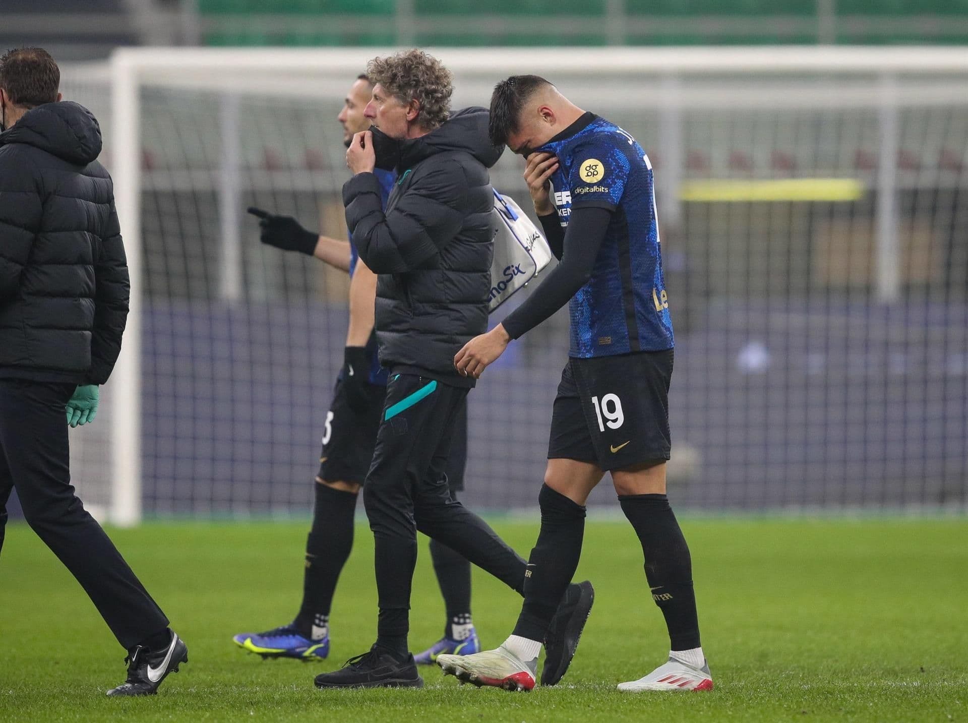 El jugador argentino debió ser sustituido en el partido entre Inter y Empoli por los octavos de final de la Copa Italia.