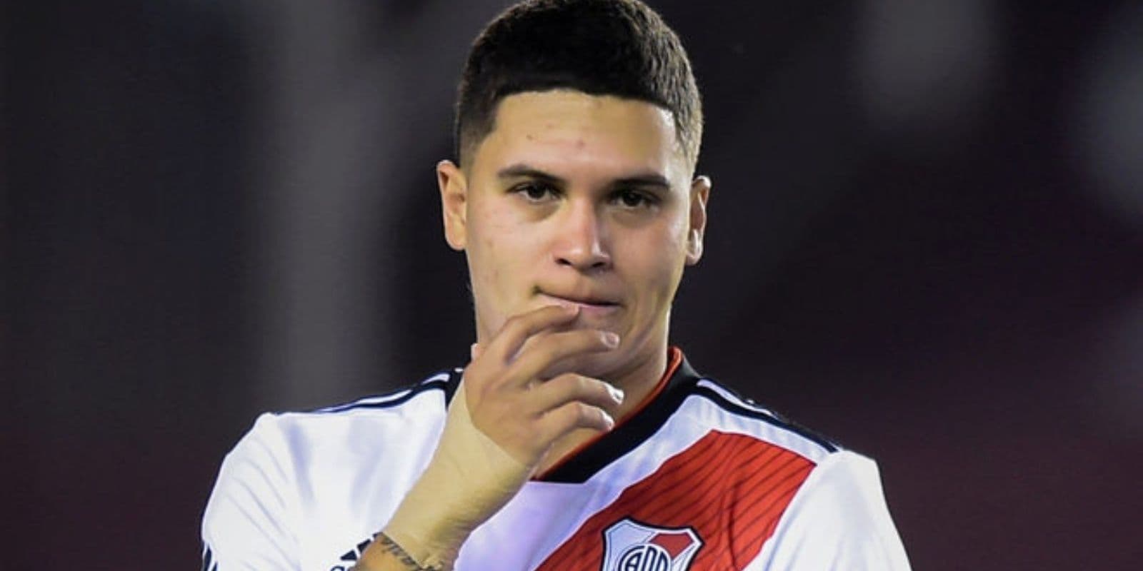El jugador colombiano sigue en su tierra natal, a la espera sobre su contrato y en las últimas horas, hubo novedades negativas.