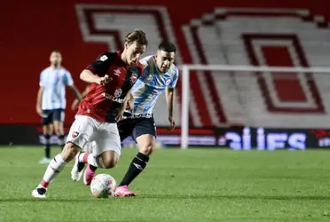 El jugador de Argentinos Juniors eludió al arquero y quedó con el arco de frente, pero sorpresivamente falló el remate.