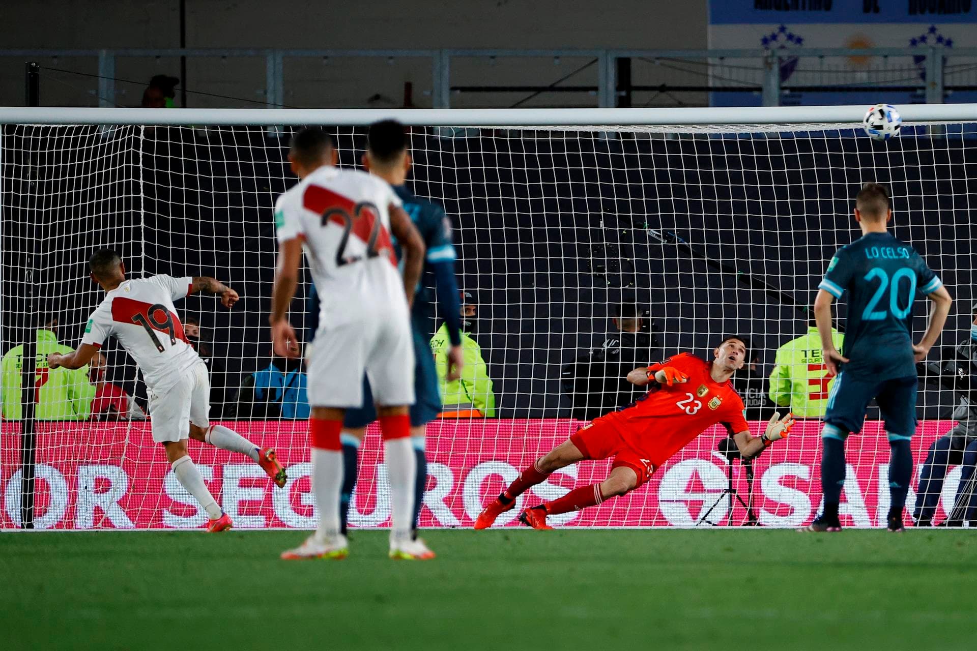 El jugador peruano debió tomar una contundente decisión luego de fallar el penal ante la Argentina y sufrir un echo injustificable.