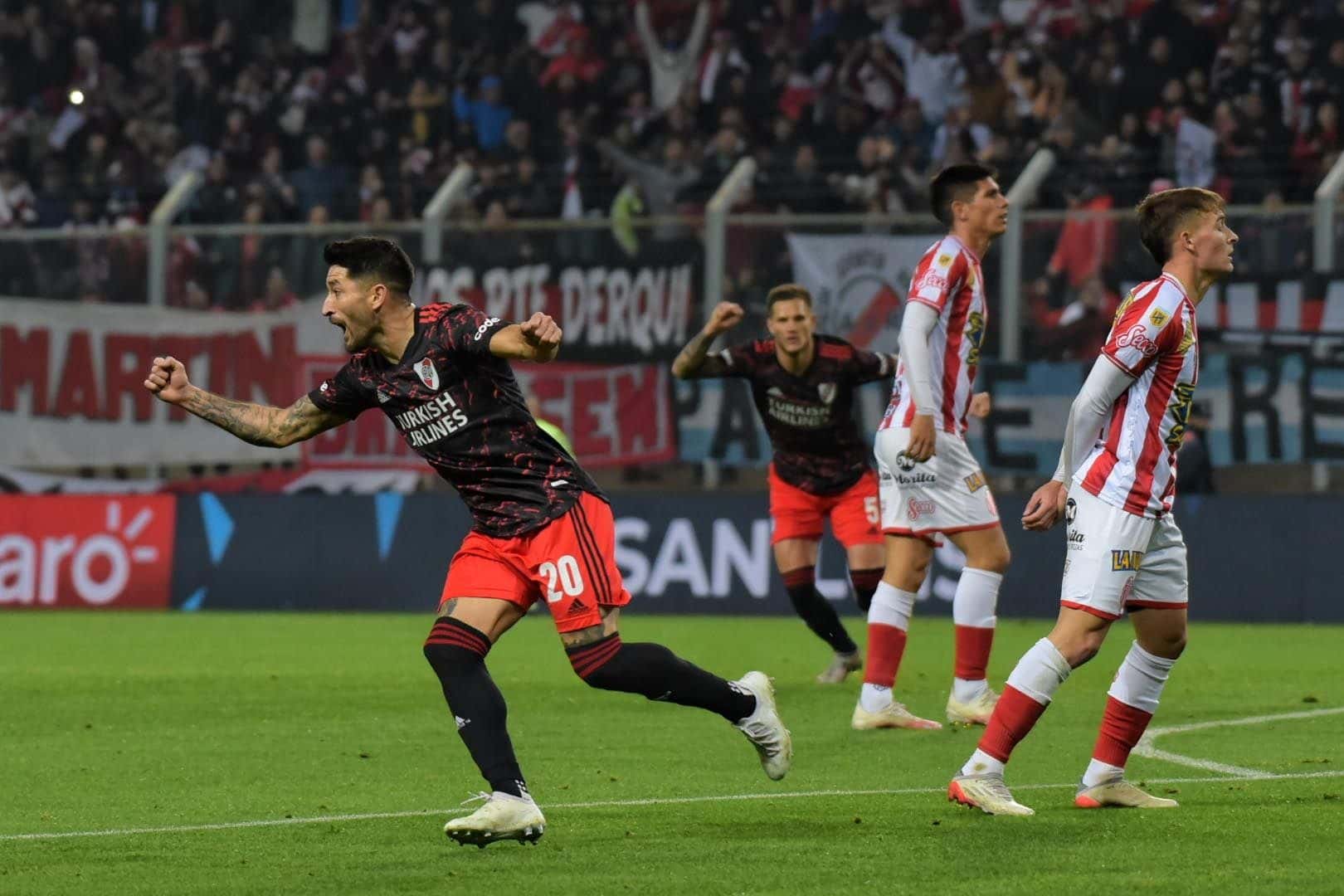 El lateral definió de manera espectacular para poner arriba en el marcador al Millo ante Barracas Central por Copa Argentina.