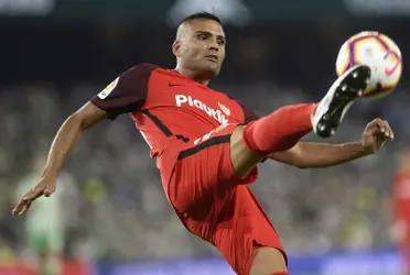 El lateral derecho definirá su futuro en las próximas semanas.