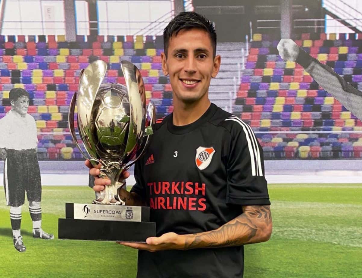 El lateral izquierdo abandonaría River Plate luego de dos años y medio en el club.