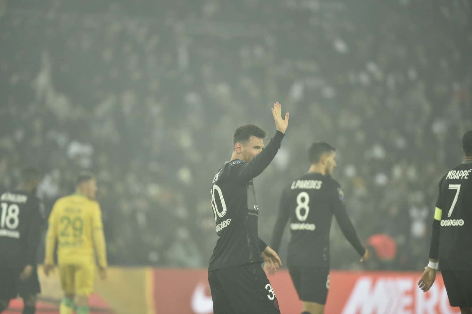 EL líder de la Ligue 1 derrotó a Nantes 3 a 1 y se mantiene en lo más alto del torneo francés.