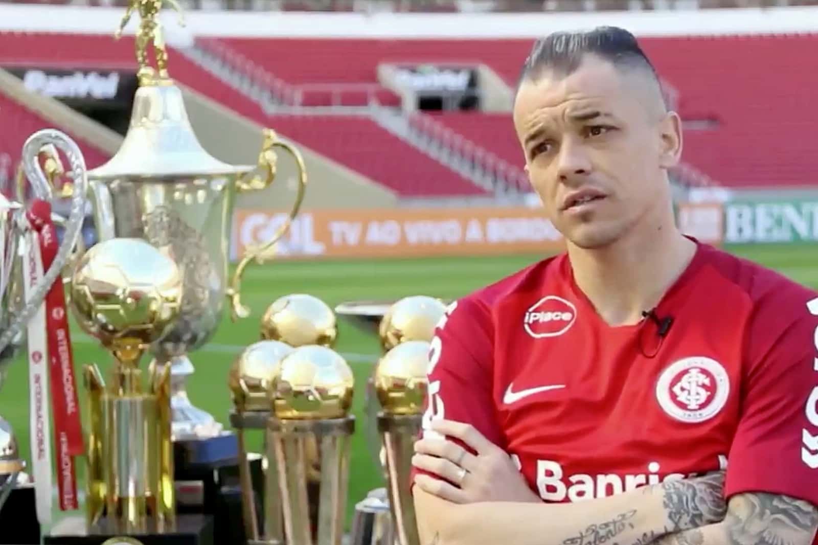 El mediocampista del Inter de Porto Alegre va a abandonar ese equipo e irá a otro club.