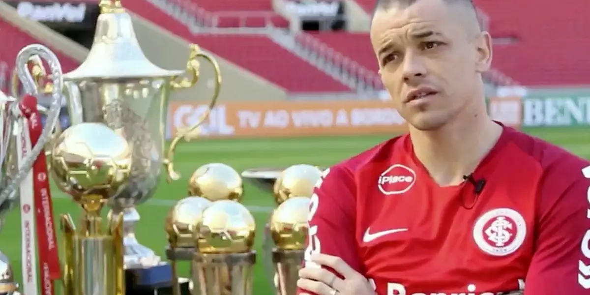 El mediocampista del Inter de Porto Alegre va a abandonar ese equipo e irá a otro club.