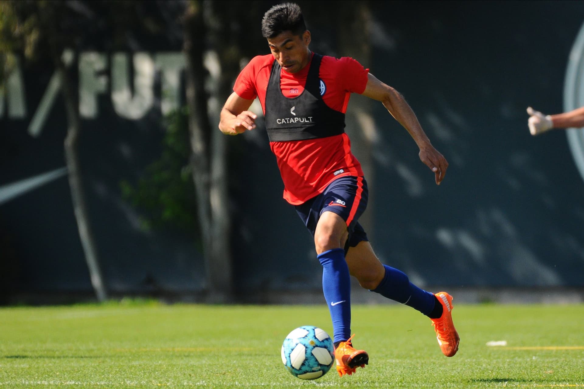 El mediocampista llega procedente de San Lorenzo a cambio de casi 3,5 millones de dólares. Mirá por qué se fue con polémica de Boedo.