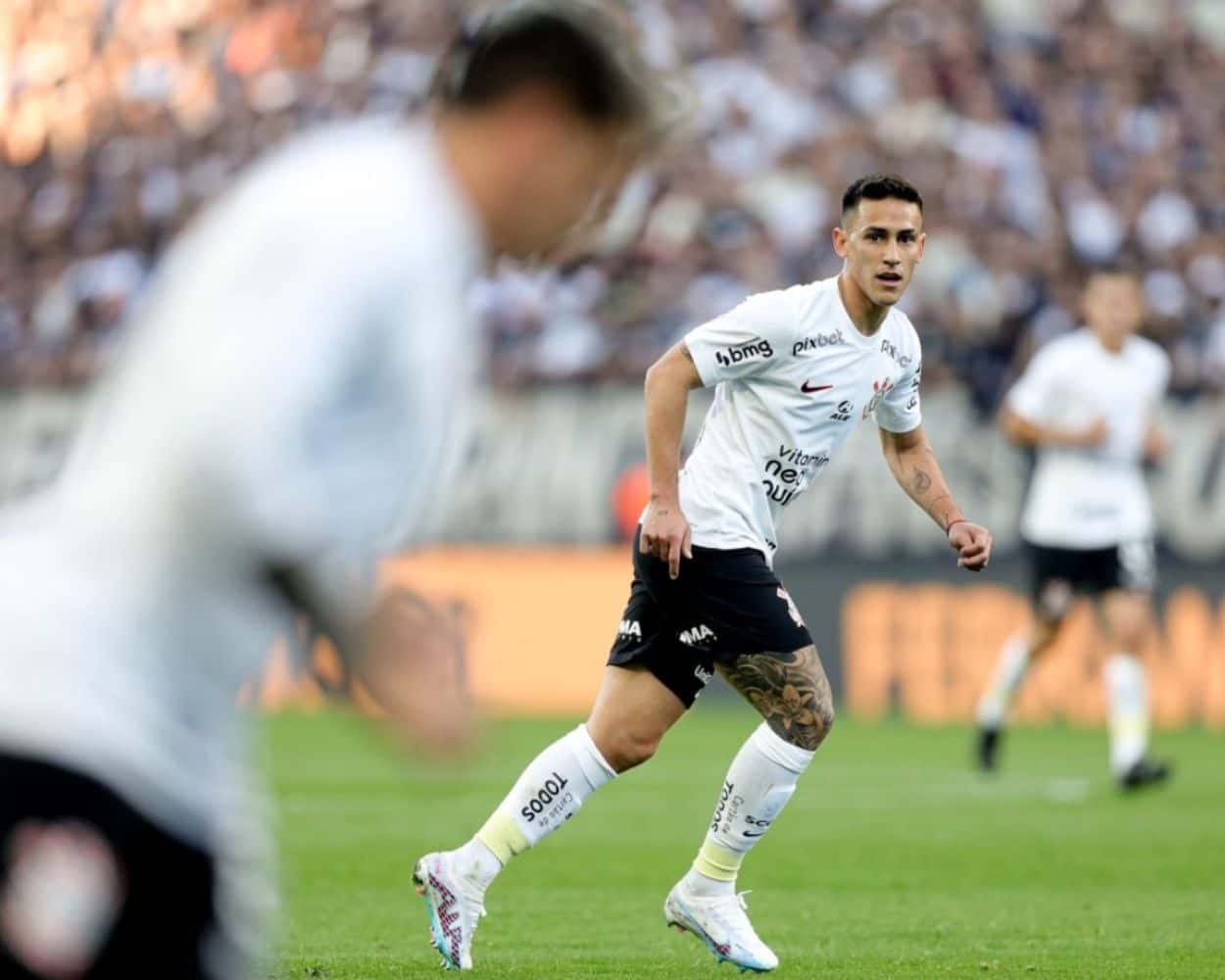 El mediocampista paraguayo jugó por primera vez con el Corinthians y ya generó grandes repercusiones según los medios en Brasil.