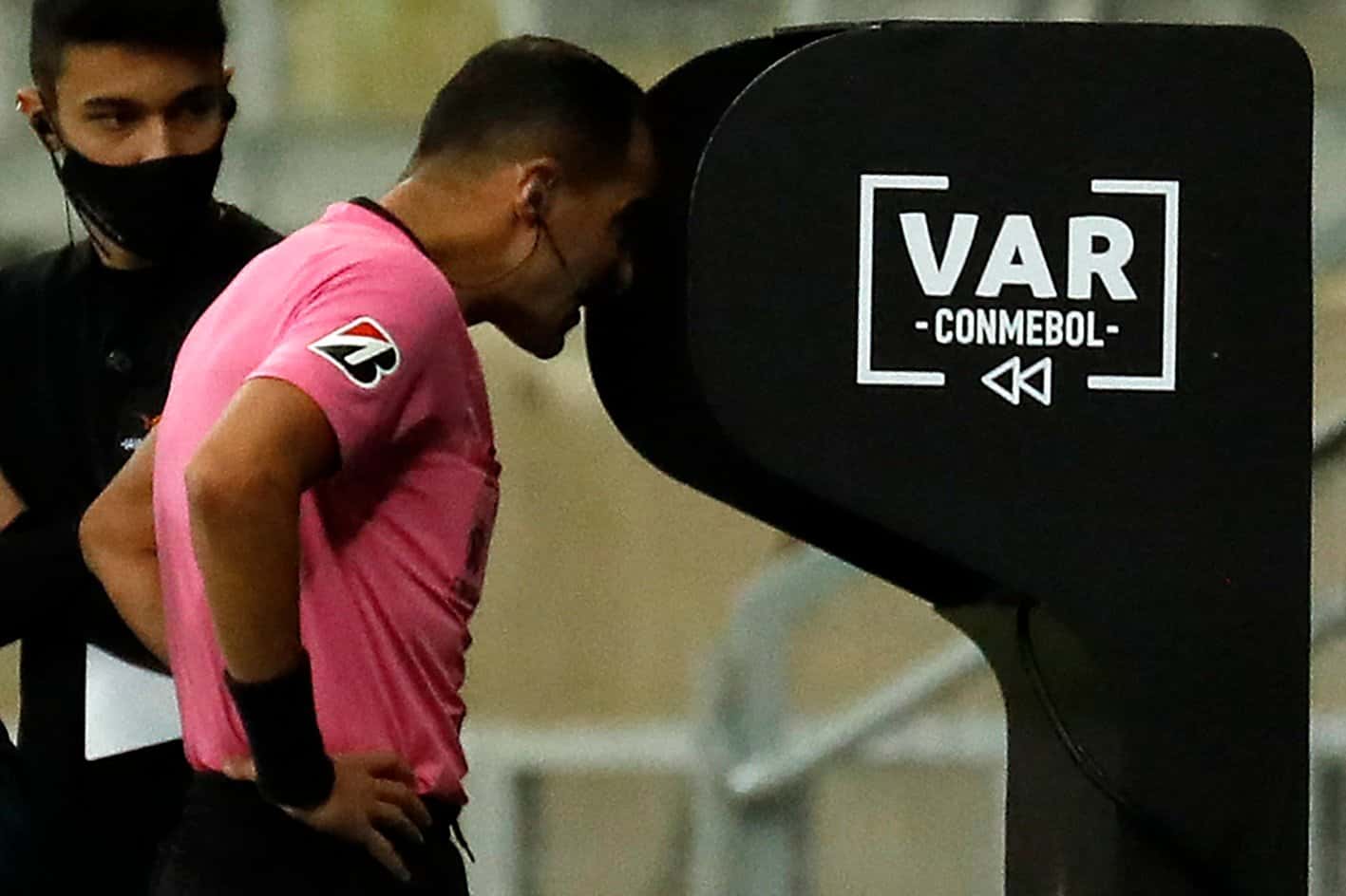 El miércoles 11 de agosto se jugará el primer partido de los cuartos de final de la Copa Libertadores entre River y Atlético Mineiro, y se confirmó el árbitro que impartirá justicia, este será el venezolano Jesús Valenzuela, pero ¿Quiénes estarán en el VAR? Toda la información acá.