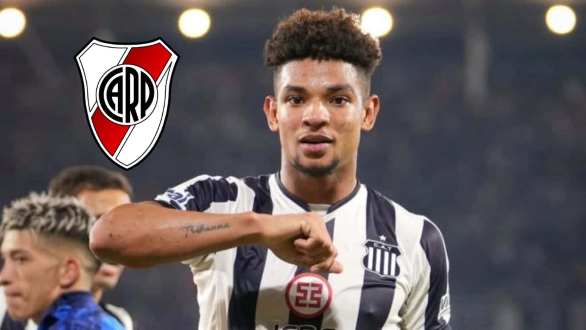 El Millo fue a buscar al delantero de la T, aunque no tuvo una buena respuesta.