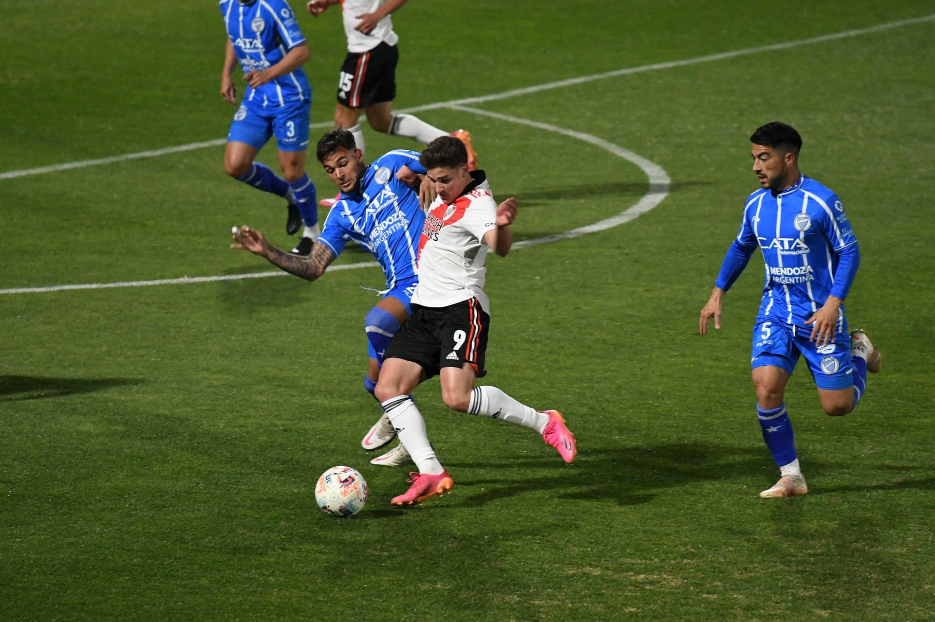 El Millonario cayó por 2-1 en su visita a Mendoza por la quinta fecha de la Liga Profesional.