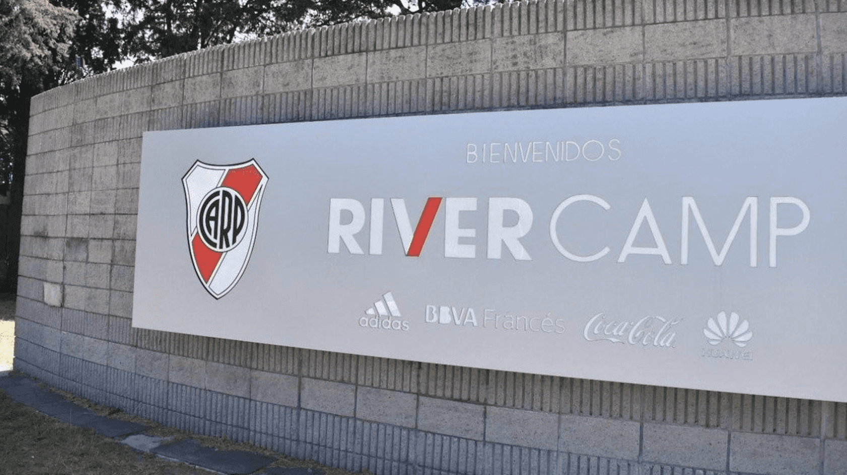 El millonario jugaría de local en el River Camp y se ahorraría una fortuna en el alquiler de un estadio