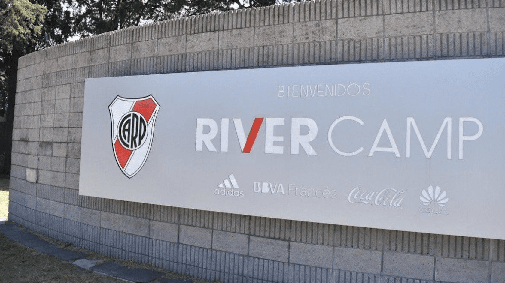 El millonario jugaría de local en el River Camp y se ahorraría una fortuna en el alquiler de un estadio
