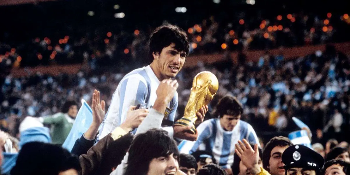 El Mundial de 1978 se conoce como el primero ganado por la Selección Argentina, que además fue sede. En un contexto político reprochable, el Mundial del 78 significó para muchos recuperar un poco de alegría entre todo lo que sucedía.
Si querés saber más datos curiosos de la Selección Argentina y esta edición del Mundial, no dejes de leer El Futbolero.