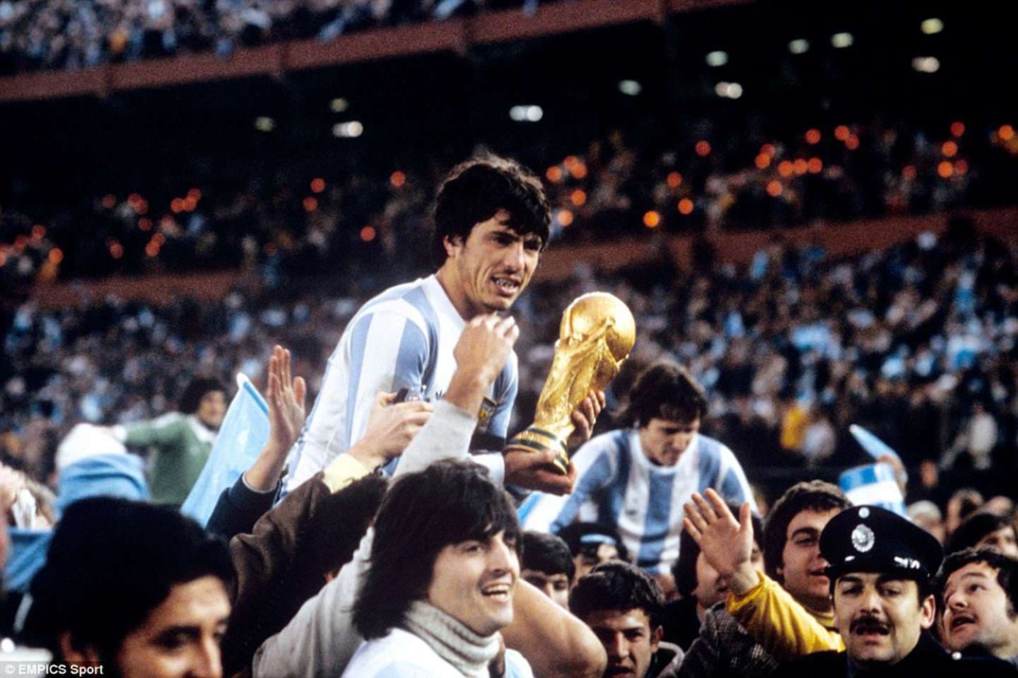 El Mundial de 1978 se conoce como el primero ganado por la Selección Argentina, que además fue sede. En un contexto político reprochable, el Mundial del 78 significó para muchos recuperar un poco de alegría entre todo lo que sucedía.
Si querés saber más datos curiosos de la Selección Argentina y esta edición del Mundial, no dejes de leer El Futbolero.