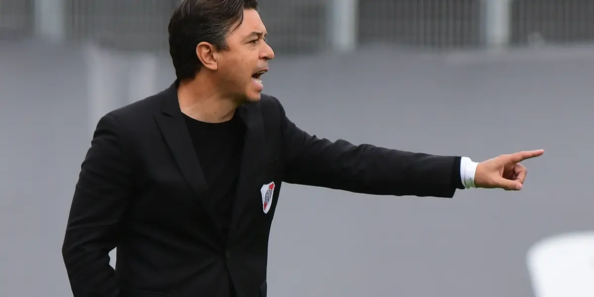 El Muñeco intenta convencer a un futbolista del club para que se quede en el club.